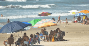 Veranistas aproveitam tempo bom e espaço na orla de Cidreira