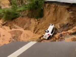 Carro com idosos cai em cratera aberta após fortes chuvas em Santa Catarina