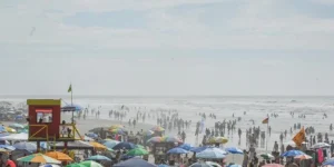 Areias do Litoral Norte ficaram lotadas neste Sábado de sol