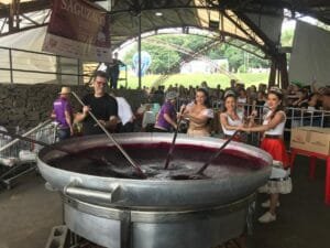 Saguzaço na 34ª Festa Nacional da Uva serve uma tonelada de sagu, em Caxias do Sul