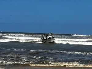 Barco encalha na barra do Rio Tramandaí