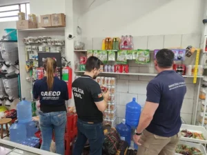 Em Torres, Segurança Alimentar interdita mercado parcialmente e apreende 400 kg de produtos impróprios