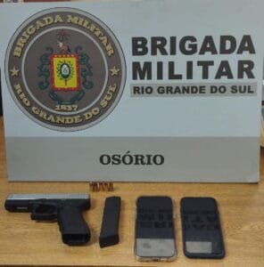 Dupla tenta fugir de abordagem mas é presa com arma em Osório