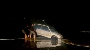 Veículo é arrastado pela água e atola na beira da praia em Tramandaí