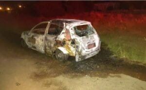 Corpo é encontrado dentro de carro queimado em Atlântida Sul