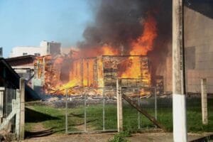 CASA É CONSUMIDA PELO FOGO NO CENTRO DE OSÓRIO