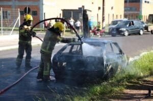 VEÍCULO PEGA FOGO NO BAIRRO FARROUPILHA EM OSÓRIO