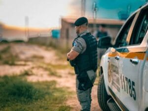 Homem com mandado de mais de 20 anos se identifica com nome falso e é preso com drogas em Osório