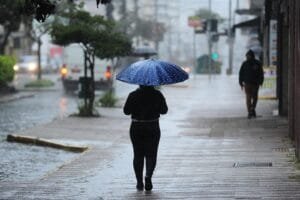 Semana começa com alerta laranja de chuva no RS