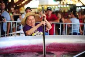 Com 300 quilos de fruta e 100 quilos de açúcar, Uvada da Nona faz sucesso na Festa da Uva