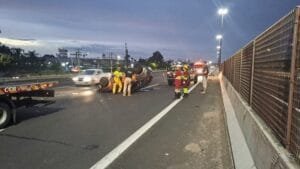 Carro bate em mureta, perde o controle, capota e para no meio da pista na freeway