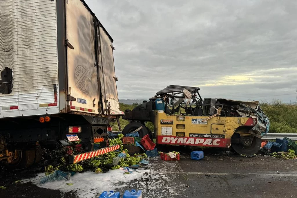 4936511_2ac503a54d476f9 Motorista morre após caminhão colidir em máquina na freeway