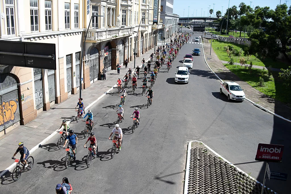 4936791_3dcc4a1b9244bc0 Pedal das Chaminés reúne ciclistas para tradicional passeio em homenagem ao aniversário de Porto Alegre