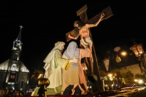Membros de 16 comunidades católicas iluminaram com tochas o trajeto da Procissão dos Passos, em Gramado
