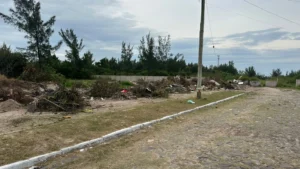 Servidora do Estado registra momento de descarte irregular de lixo em Atlântida Sul