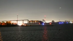 Vídeo: Navio colide com ponte e estrutura desaba nos EUA; duas pessoas foram resgatadas