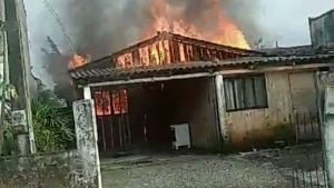 Incendio-Joinville-03-300x169-1 Bíblia resiste após chamas consumirem casa em SC