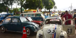 Encontro atrai famílias e apaixonados por carros antigos no Gasômetro