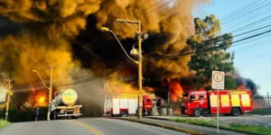 Incêndio atinge empresa de reciclagem em Caxias do Sul