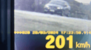 Carro é flagrado a mais de 200 km/m durante saída para o Feriadão na Freeway