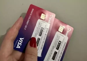 Cliente pede cartão novo ao banco e recebe falsificação. Bandidos interceptam cartão original e encaixam chip falso