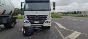 CURITIBA Motociclista morre após cair e parar embaixo de caminhão na Rodovia do Xisto