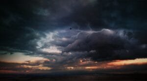 Defesa Civil alerta para chuvas e ventos pontualmente fortes, com descargas elétricas