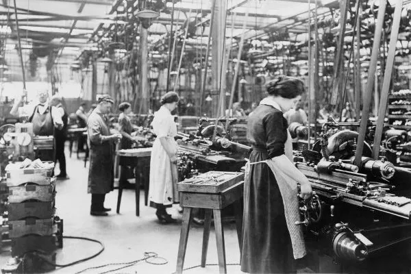 trabalhadoras-fabrica 8 de março: Dia Internacional da Mulher