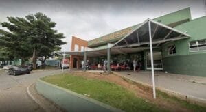 Mãe deixa filhos em casa e bebê morre enforcada com cordão de bico