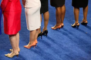 Apesar de mais escolarizadas, mulheres têm menores salários e menos participação no mercado de trabalho