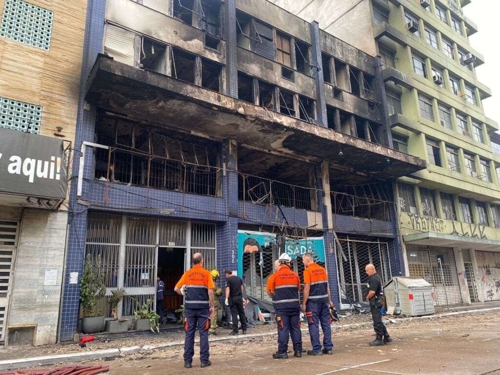 Dez pessoas morrem em incêndio em pousada de Porto Alegre 1 20240426113311 908984