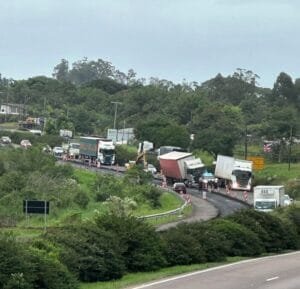 CAMINHÃO TOMBA NA BR 101 NO MUNICÍPIO DE OSÓRIO E CAUSA CONGESTIONAMENTO