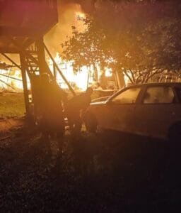 CASA É CONSUMIDA PELO FOGO, E AMIGOS CRIAM VAKINHA VIRTUAL PARA AJUDAR NA RECONSTRUÇÃO