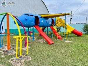 Prefeitura de Tramandaí instala playground em formato de avião na E.M.E.F. Indianópolis