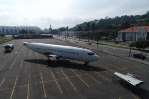 Por que um avião Boeing 737 estacionou ao lado do Beira-Rio