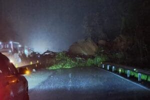 Deslizamento causa bloqueio total na BR-101, em Santa Catarina