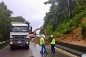 BR-101 segue sem previsão de liberação no trecho do Morro dos Cavalos, em Santa Catarina