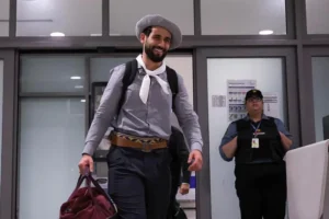 Matteus volta a Alegrete, beija o chão e reencontra a avó: “É o melhor abraço do mundo”