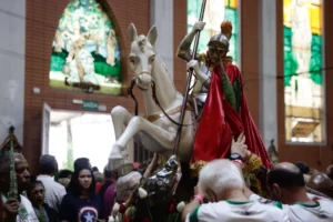 No dia do Santo Guerreiro, fiéis prestam homenagens, fazem pedidos e agradecem a São Jorge no Bairro Partenon em POA