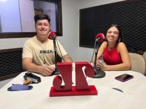 ANTES DE RETOMAR VIAGEM PELO MUNDO, DE FIAT UNO, JOVEM CASAL RETORNA CIDADE DE OSÓRIO