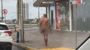 Homem é flagrado andando nu no centro de Tramandaí