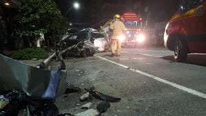 Veículo colide contra contêiner, poste de luz e o motor do carro para dentro de cartório em Caxias do Sul