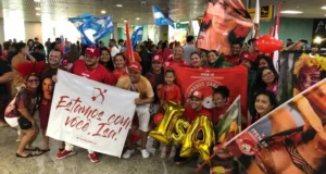 Isabelle Nogueira desembarca no aeroporto de Manaus; veja vídeos