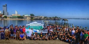 Manifestantes protestam contra tubulação de esgoto com final da rede no Rio Tramandaí
