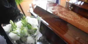 Sem presença de familiares, corpos de quatro vítimas de incêndio em pousada são sepultados em Porto Alegre