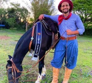 Proprietários de cabanha engajam-se na campanha de Matteus e doam potro crioulo para incentivar votação