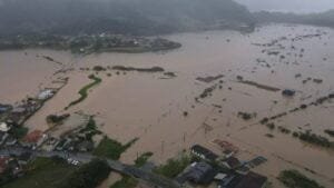 Chuva de até 350mm causa deslizamentos e enchente em Santa Catarina