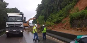 Santa Catarina tem 50 desalojados devido as chuvas e a BR 101 segue bloqueada em Palhoça