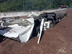 Motorista morre esmagado por caminhão na área de escape da BR-376