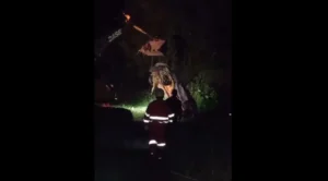 Idoso de 69 anos morre após tentar passar com carro em área alagada, no RS